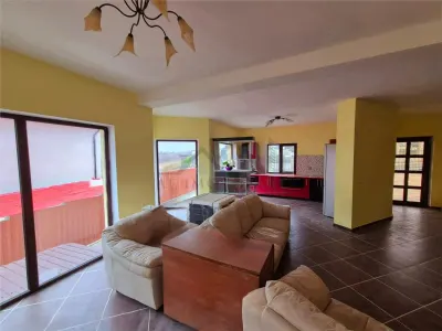 Casa de vanzare individuala cu garaj in Bucium - foto 2