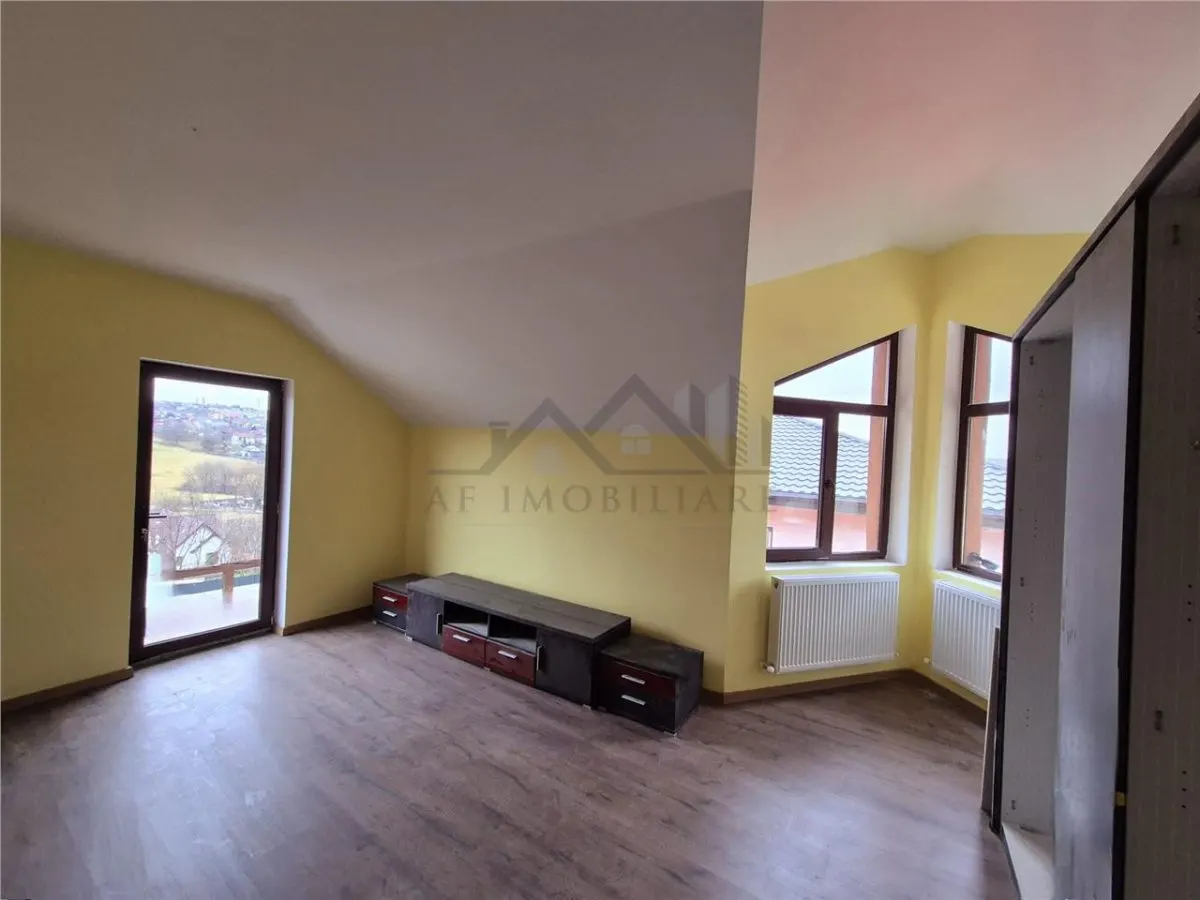 Casa de vanzare individuala cu garaj in Bucium - foto 4