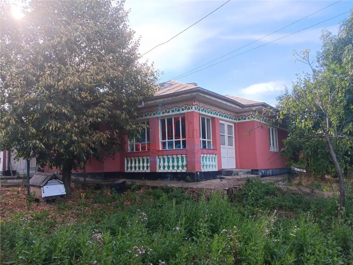 Vorovesti str Principala TEREN 1200mp cu CASA batraneasca 64mp toate utilitatile - foto 1