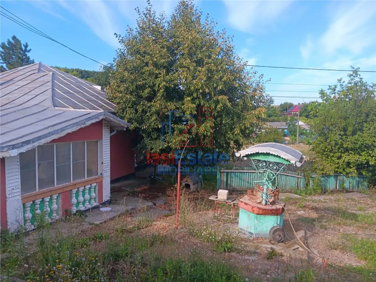 Vorovesti str Principala TEREN 1200mp cu CASA batraneasca 64mp toate utilitatile - foto 4