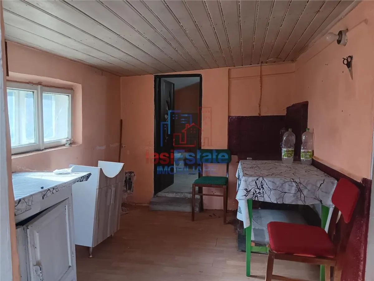 Vorovesti str Principala TEREN 1200mp cu CASA batraneasca 64mp toate utilitatile - foto 9