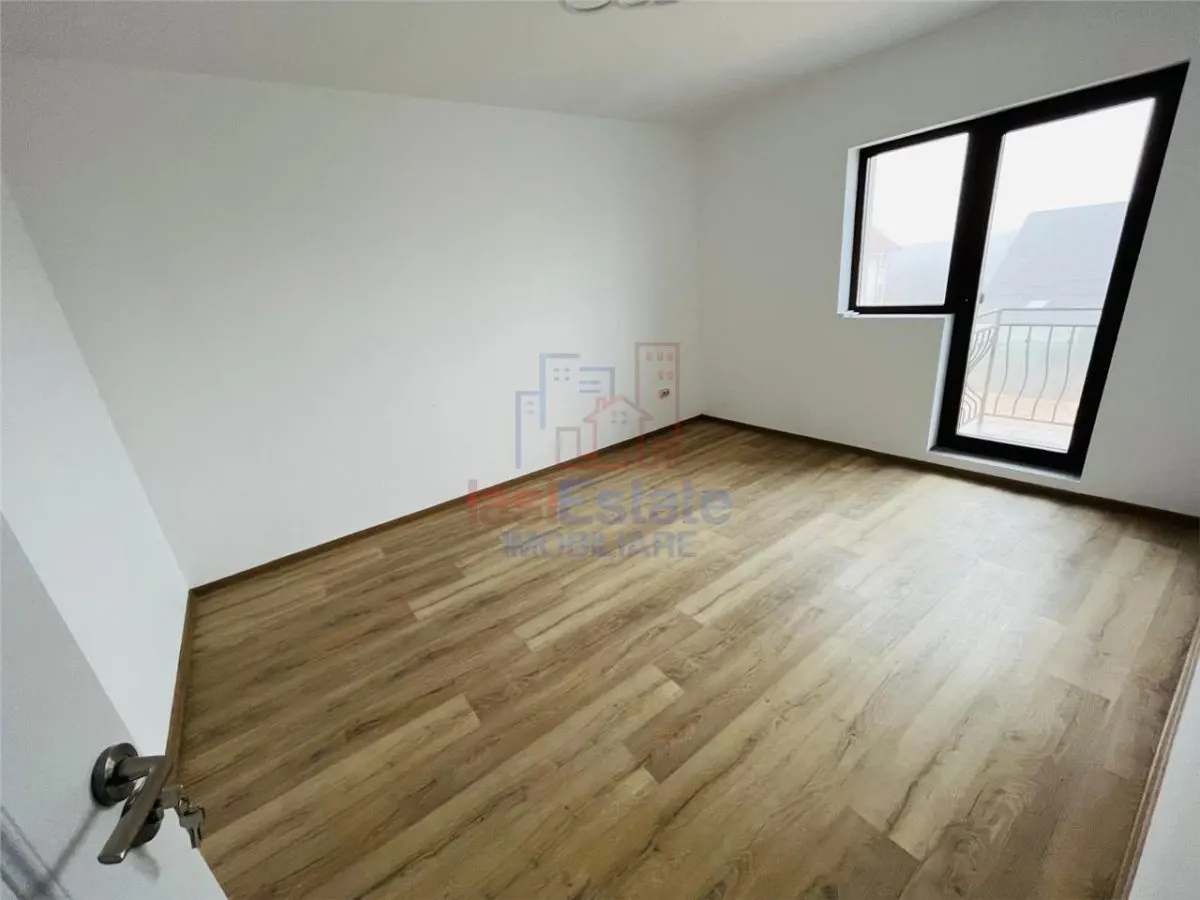 Apartament cu 2 camere decomandat, zona Capat Cug - foto 2