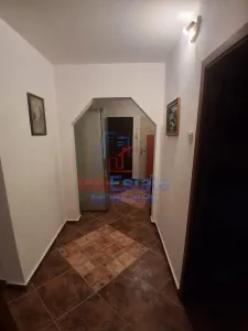 Apartament spațios cu 4 camere, decomandat, la parter - Galata - foto 3