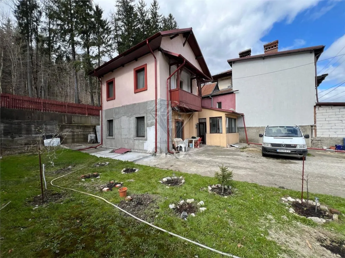 Casa 5 camere Sinaia, P+1, teren 400 mp, 2 fronturi stradale, ideal pensiune - foto 1