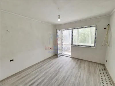Apartament cu 4 camere de vanzare - foto 2
