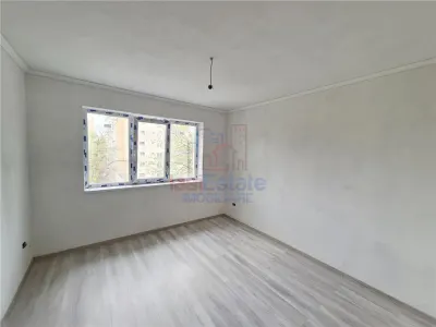 Apartament cu 4 camere de vanzare - foto 3
