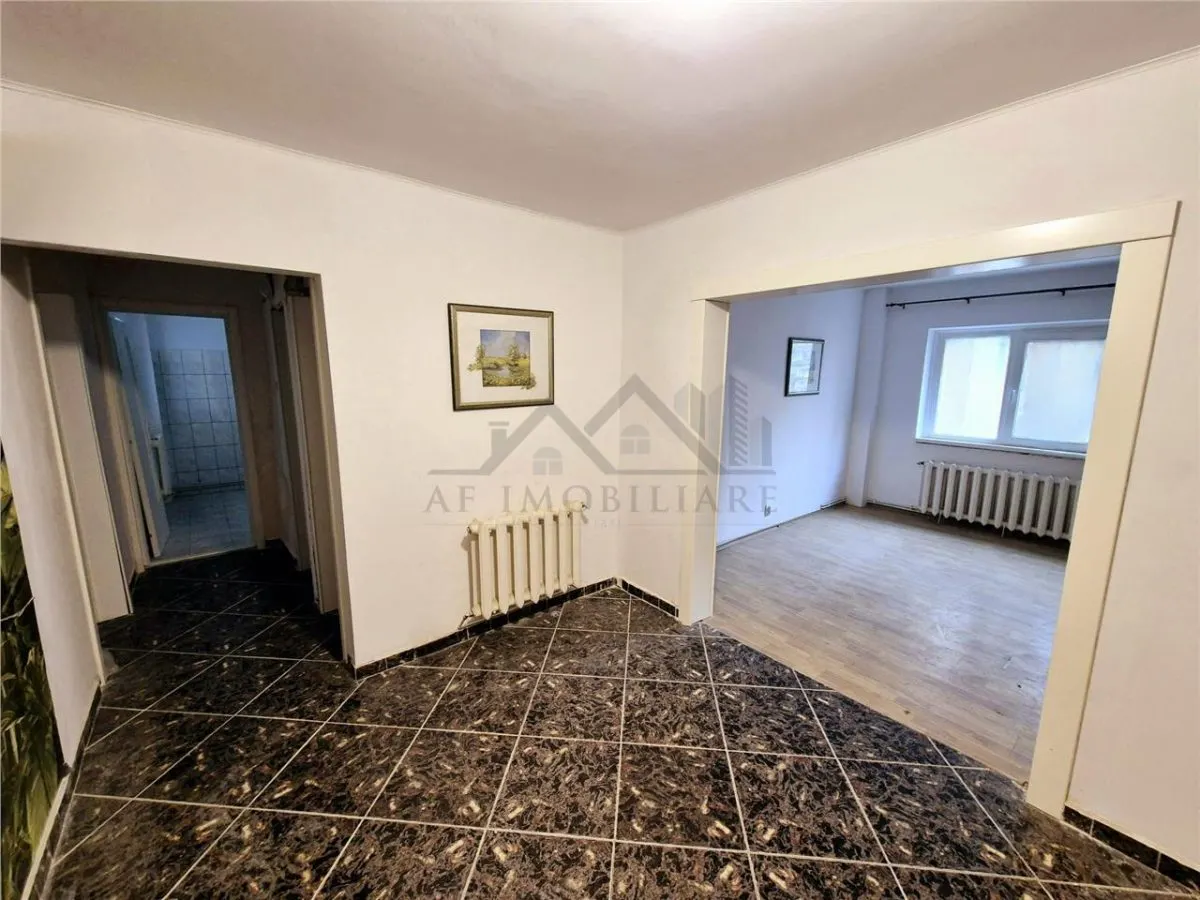 Apartament cu 3 camere de vanzare - foto 2