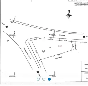 teren intravilan, imprejmuit, cu 2 fronturi stradale, într-o zonă de maxim interes, in Plopeni - Plopeni