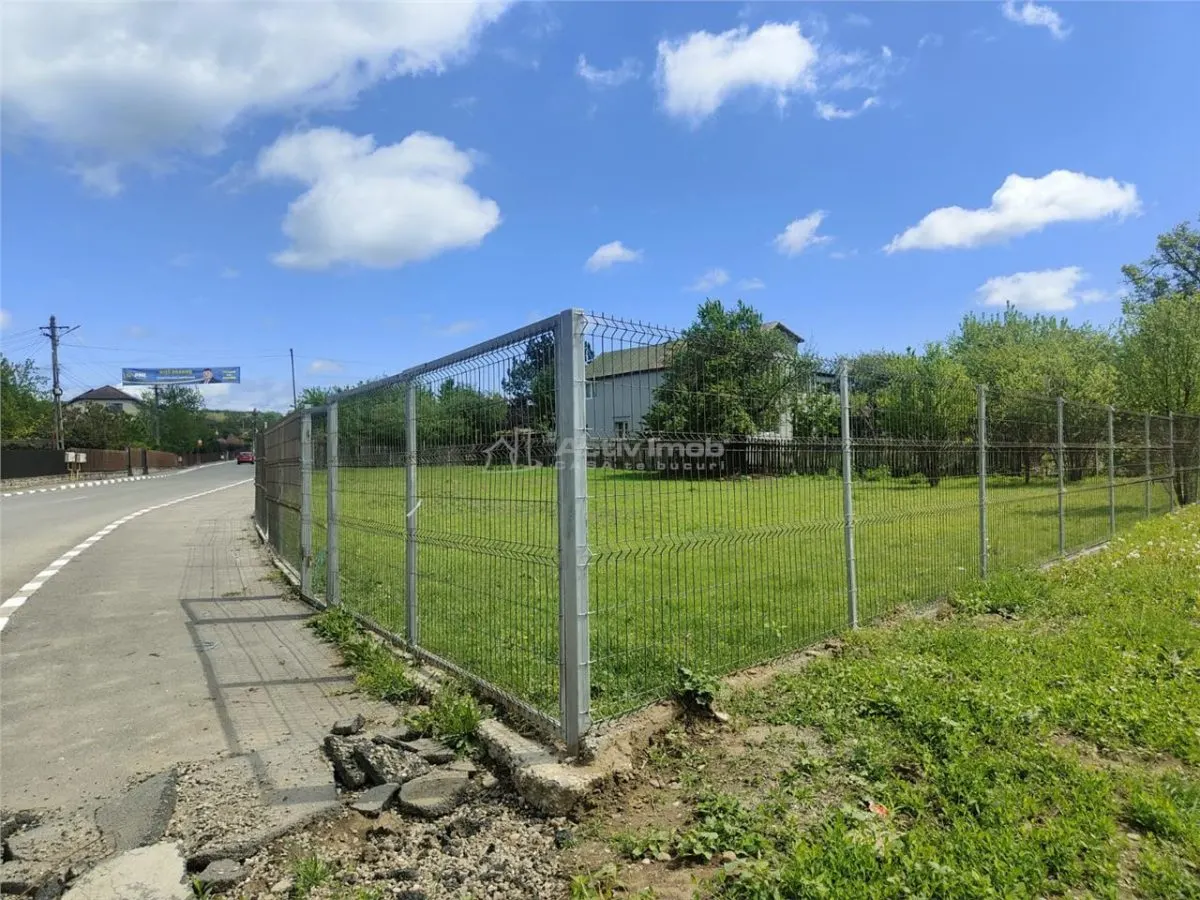 teren intravilan, imprejmuit, cu 2 fronturi stradale, într-o zonă de maxim interes, in Plopeni - foto 3