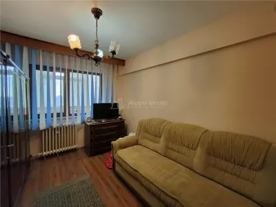 Apartament cu 3 camere, decomandat, zona Bd. Republicii - Ploiesti