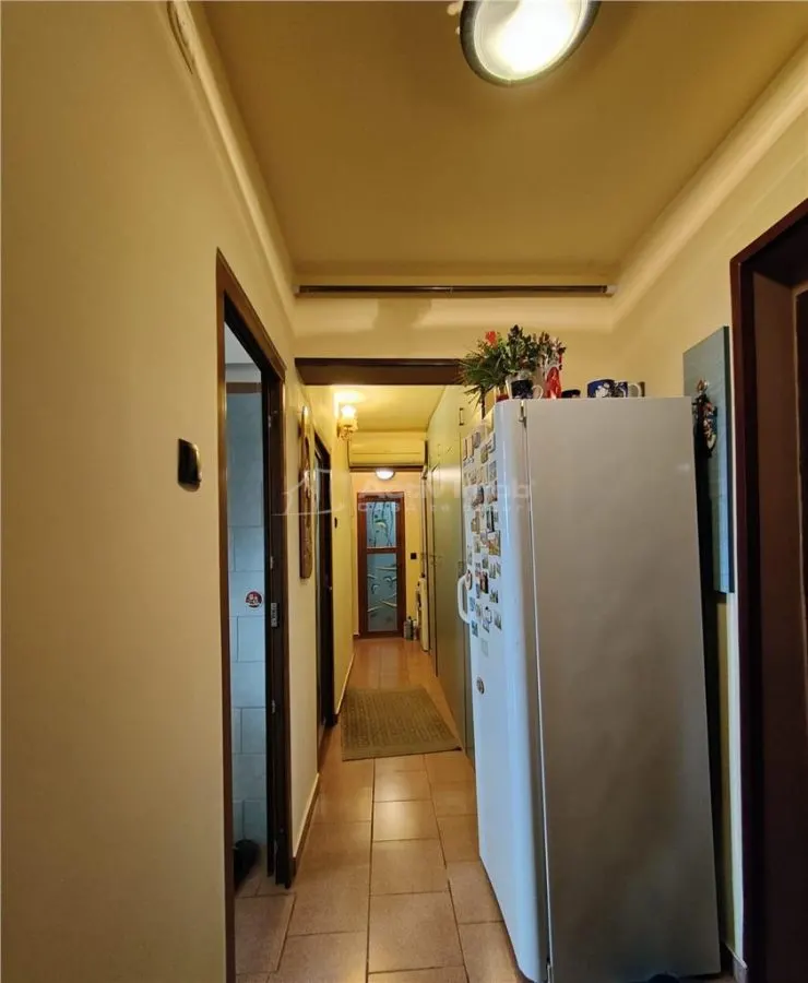 Apartament cu 3 camere, decomandat, zona Bd. Republicii - foto 4
