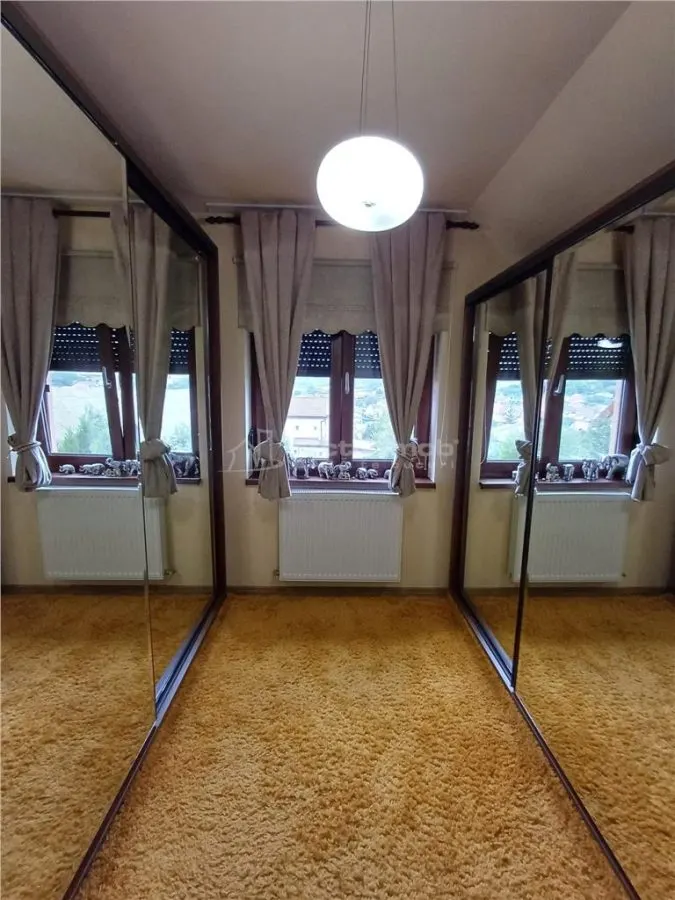 Casa de lux de vanzare in Sura Mare - foto 11