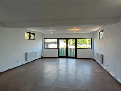 spatiu comercial pentru farmacie, fast food, cabinete medicale , situat pe DN1 A, in Lipanesti - Lipanesti