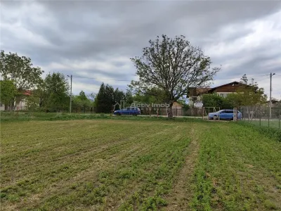 Teren intravilan, 1600 mp, situat la 800 de m de Primaria Lipanesti - foto 2