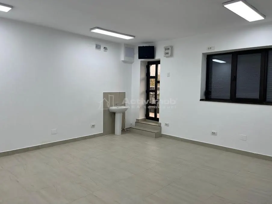 Inchiriere spatiu 32mp stradal Poroschia - foto 5