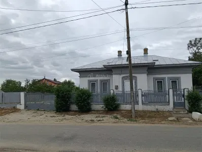 Casa individuala reconditionata partial-Teren 900 mp-Toate utilitatile-Gaz la poarta-Asfalt - Mihailesti