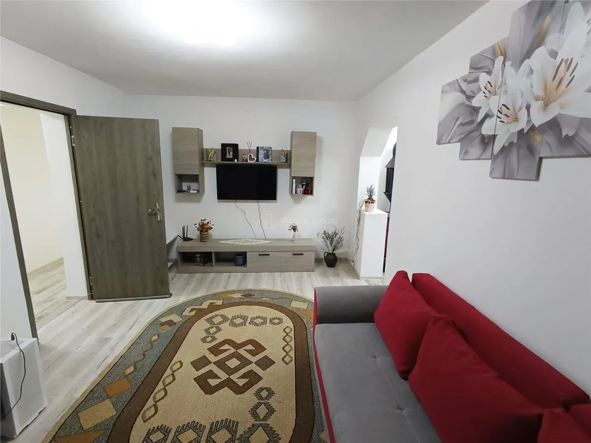 2-Bedroom Apartment, Central Moldova Nouă, Near Market & School - foto 1