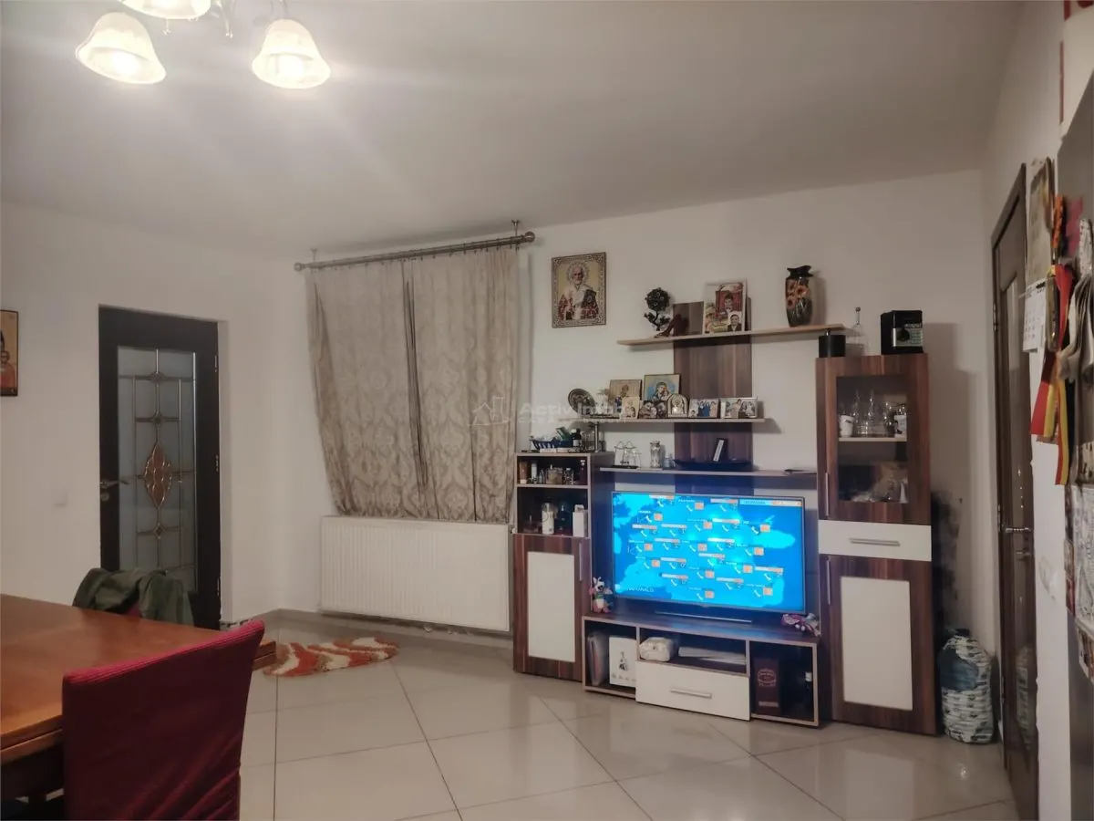 Casa, cocheta, situata pe o strada linistita, la 10 km de Ploiesti - foto 5