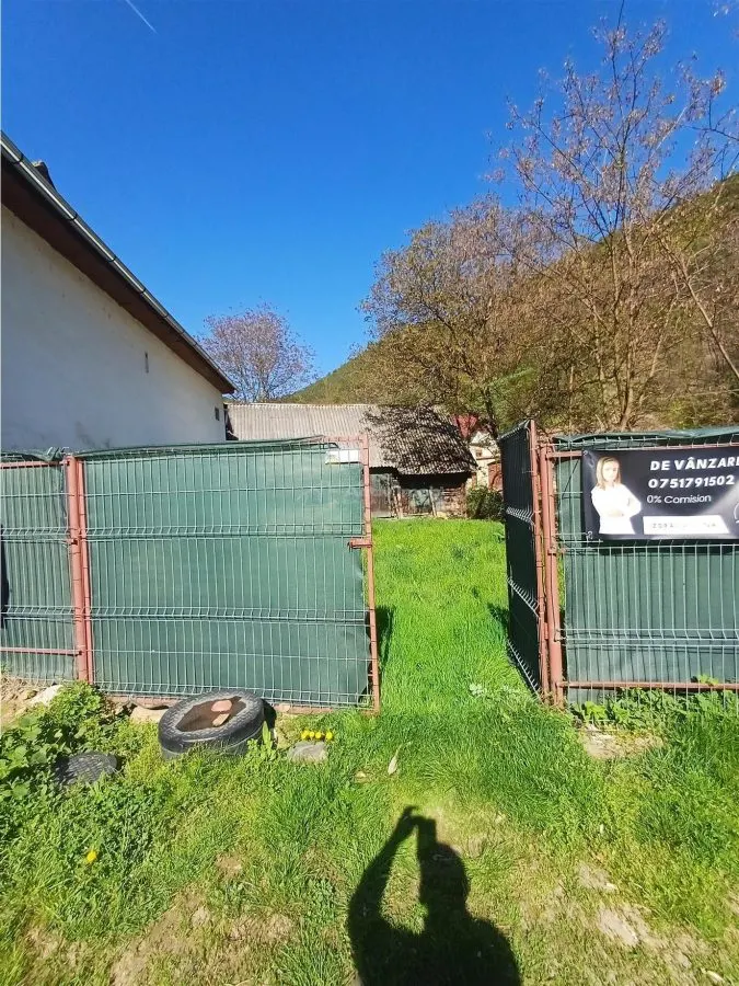 Teren intravilan cu iesire la rau cu utilitati si sura intabulata - foto 4