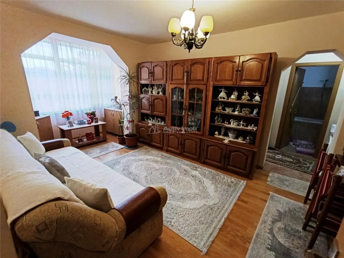 Apartament 2 camere in zona centrala Moldova Noua - foto 3