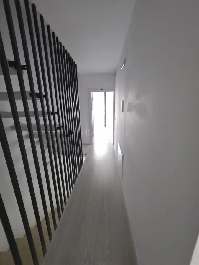 Villa Moderne Mitoyenne – Otopeni – 5 Chambres – 3 Salles de Bain – 160 m² - foto 19