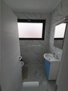 Villa Moderne Mitoyenne – Otopeni – 5 Chambres – 3 Salles de Bain – 160 m² - foto 4