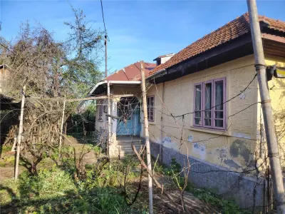 Casa batraneasca, cu toate utilitatile, locatie foarte buna - Boldesti-Scaeni