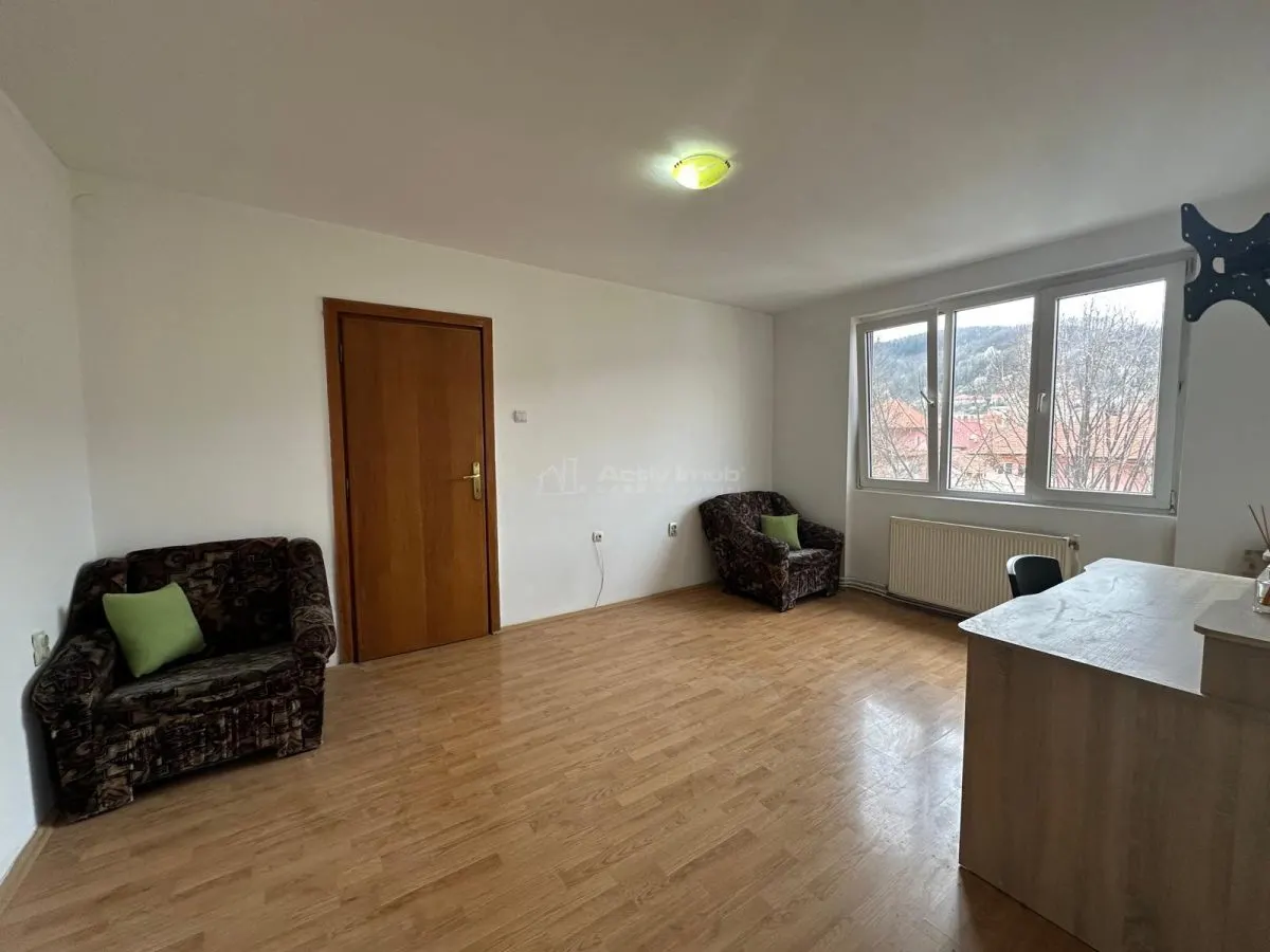Resita, 3-Bedroom Apartment, Semi-Open Plan, Central Location - foto 1