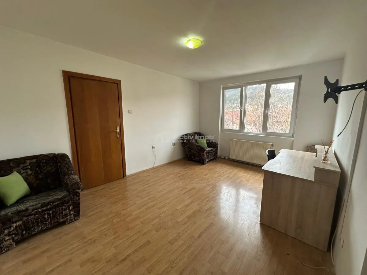 Resita, 3-Bedroom Apartment, Semi-Open Plan, Central Location - foto 2