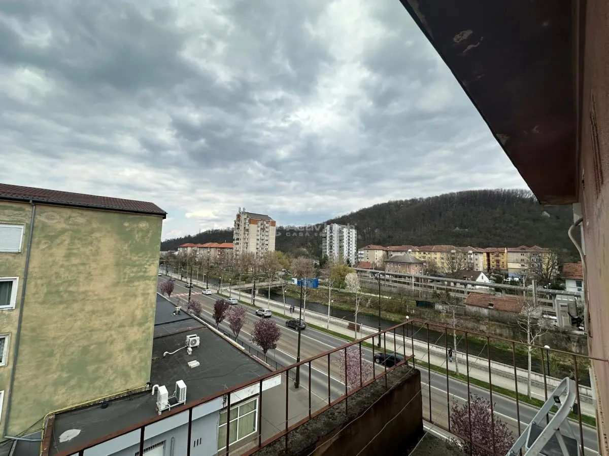 Resita, 3-Bedroom Apartment, Semi-Open Plan, Central Location - foto 4