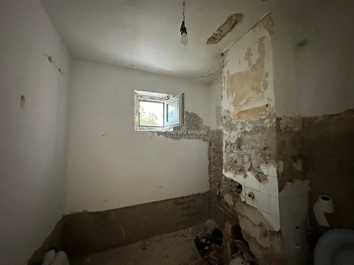 2-Bedroom Semi-Separated Apartment, 1st Floor, Ultra-Central Resita - foto 12