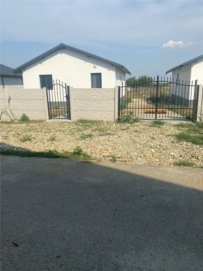 Case pe parter cu 3 camere-Teren 550 mp-Asfalt-Mutare imediata - foto 1