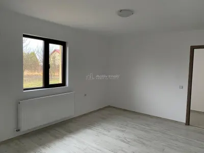 Case pe parter cu 3 camere-Teren 550 mp-Asfalt-Mutare imediata - foto 12