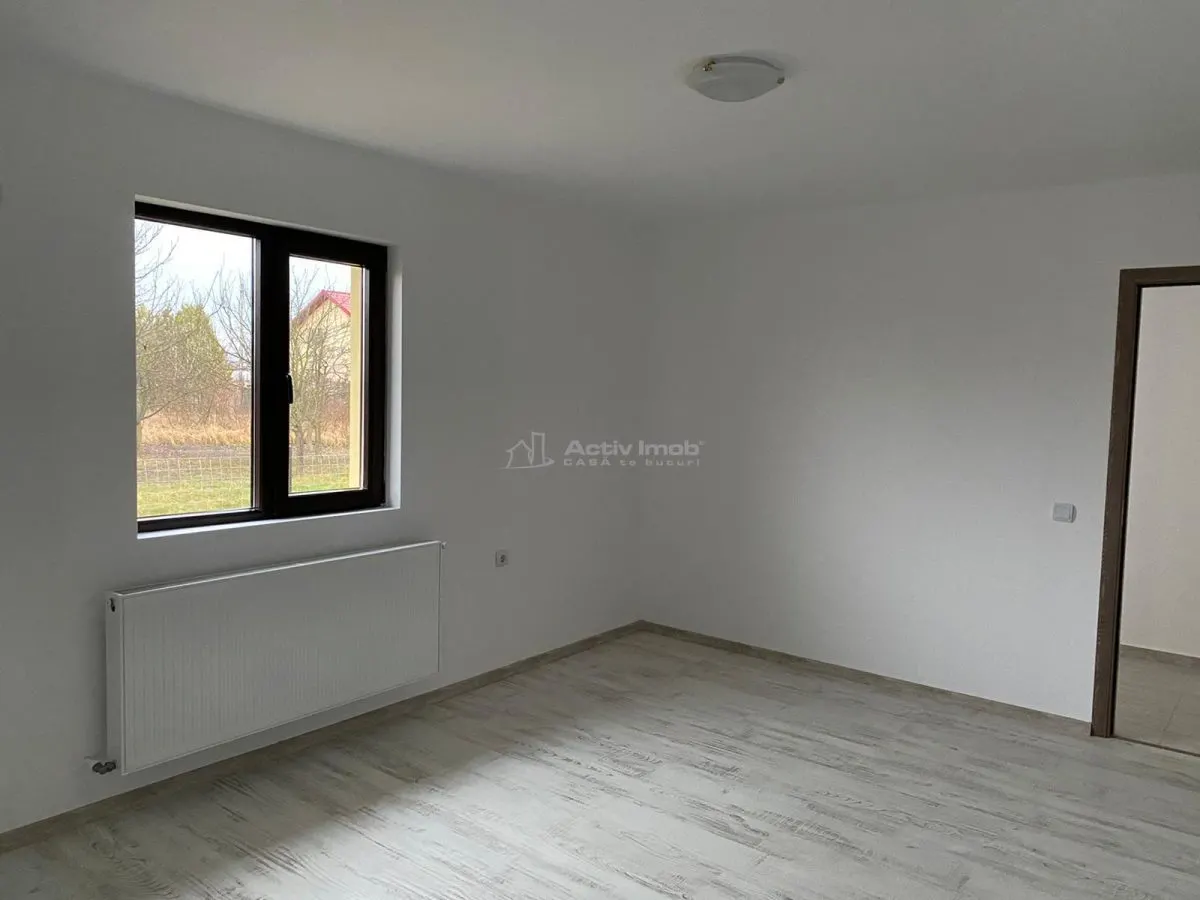 Case pe parter cu 3 camere-Teren 550 mp-Asfalt-Mutare imediata - foto 12