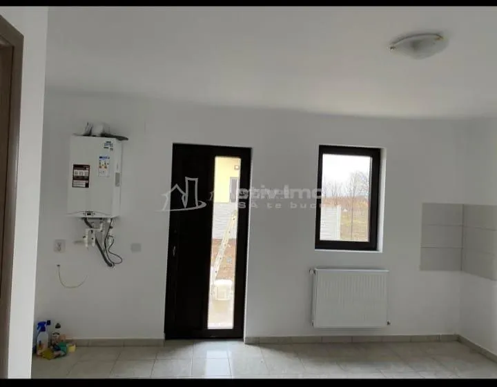 Case pe parter cu 3 camere-Teren 550 mp-Asfalt-Mutare imediata - foto 13