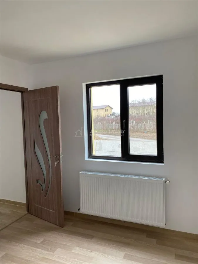 Case pe parter cu 3 camere-Teren 550 mp-Asfalt-Mutare imediata - foto 10