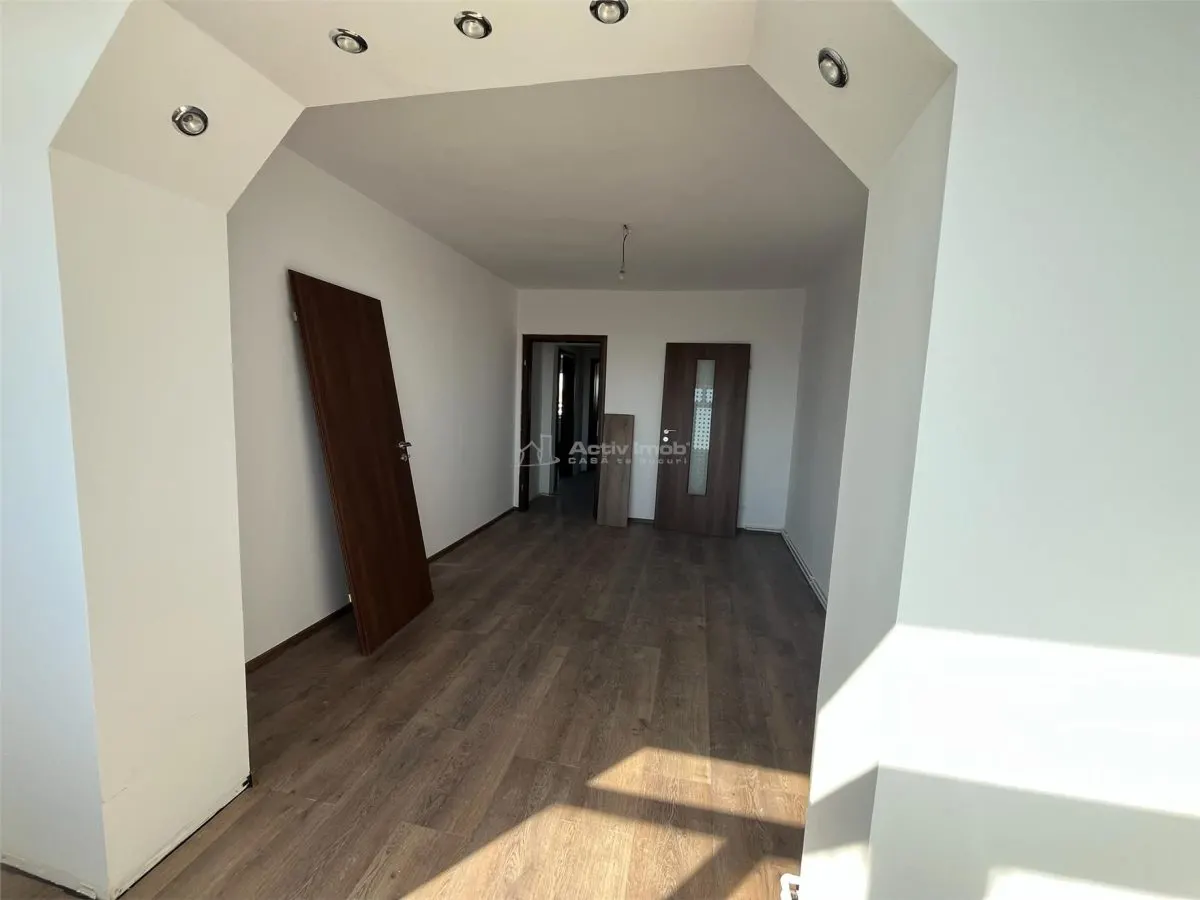 Lugoj, Apartament 3 Cam., 84 Mp., Semidecomandat, et.6, Central Blocul Postei - foto 2
