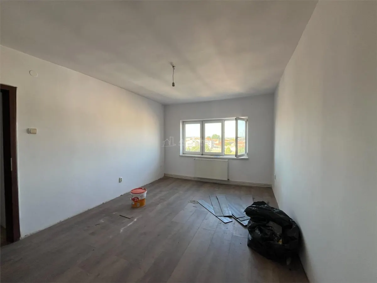 Lugoj, Apartament 3 Cam., 84 Mp., Semidecomandat, et.6, Central Blocul Postei - foto 18