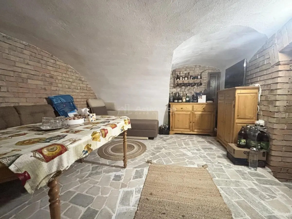 Refugiu urban cu personalitate – Casa cu mansarda si crama amenajata - zona centrala - foto 17