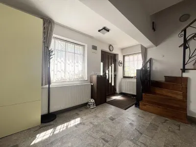 Refugiu urban cu personalitate – Casa cu mansarda si crama amenajata - zona centrala - foto 10