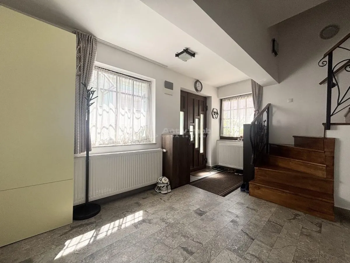 Refugiu urban cu personalitate – Casa cu mansarda si crama amenajata - zona centrala - foto 10