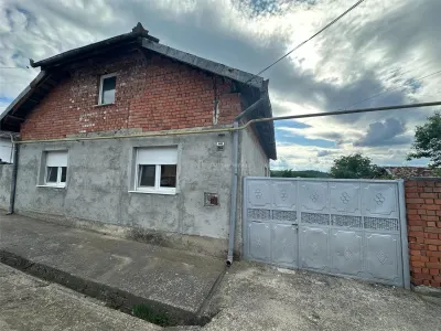 CASA SOLIDA CU TEREN SI CURTE, BOCSA VASIOVA. COMISION ZERO - foto 15