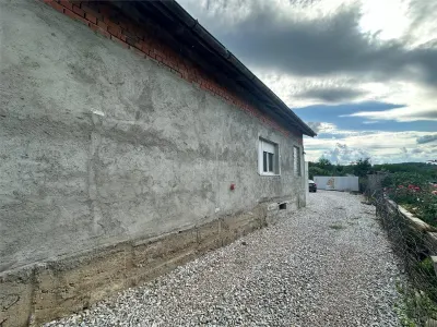 CASA SOLIDA CU TEREN SI CURTE, BOCSA VASIOVA. COMISION ZERO - foto 4