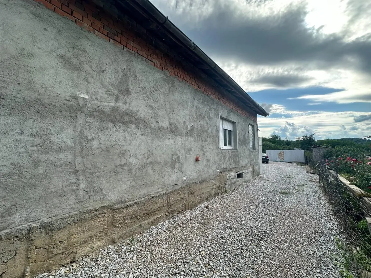CASA SOLIDA CU TEREN SI CURTE, BOCSA VASIOVA. COMISION ZERO - foto 4