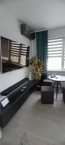 Appartement 3 Pièces, Métro 1 MAI, 63m², 9e Étage, Récemment Rénové - foto 3