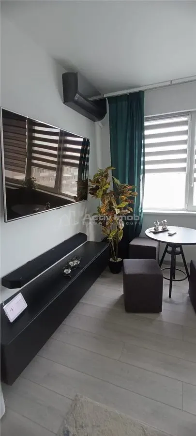 Appartement 3 Pièces, Métro 1 MAI, 63m², 9e Étage, Récemment Rénové - foto 3