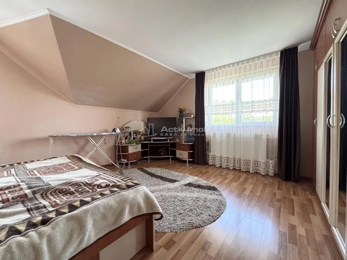 Casa - Vila - str. Piatra Craiului - foto 6