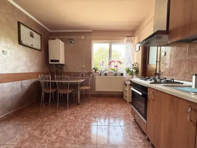 Casa - Vila - str. Piatra Craiului - foto 9