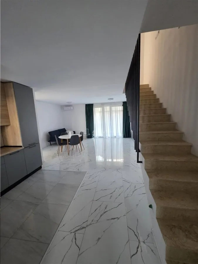 Villa Townhouse Moderne – Otopeni – 5 Chambres – 3 Salles de Bain – 159m² - foto 3