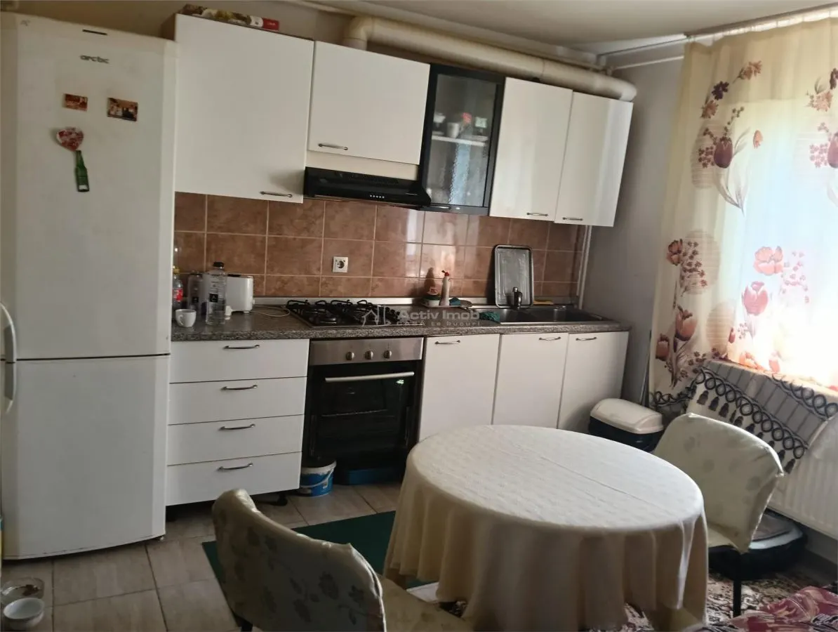 Ap 3 camere-Et.1/3-Mobilat si utilat-Parcare-Curte comuna-Toate utilitatile - foto 1